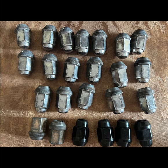 24 Lug nuts - Picture 3 of 13